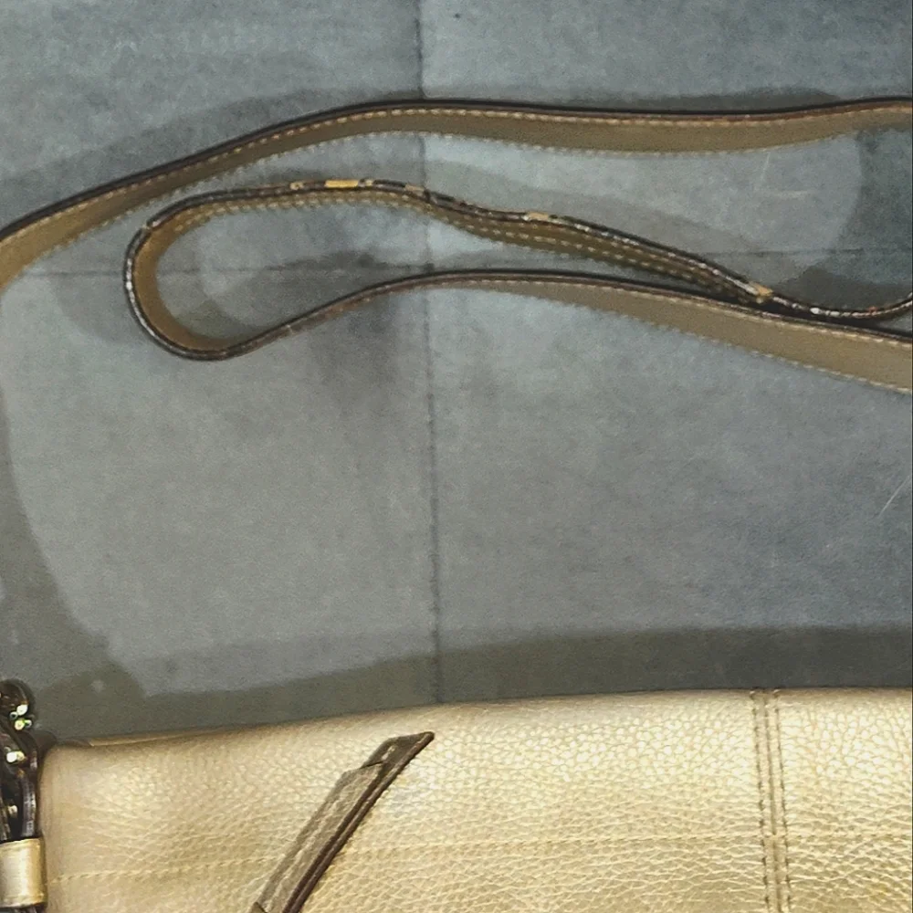 EUC COACH BEIGE/GOLD METALLIC PEBBLED LEATHER SHOUDLER BAG ADJUSTABLE STRAP